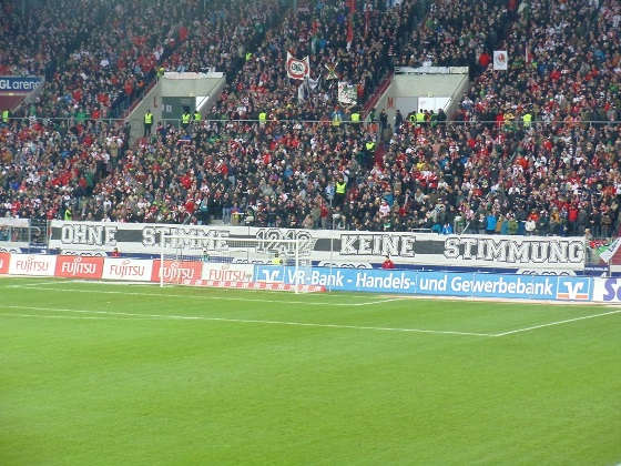 Wohin der Ball auch rollt. Groundhopping.